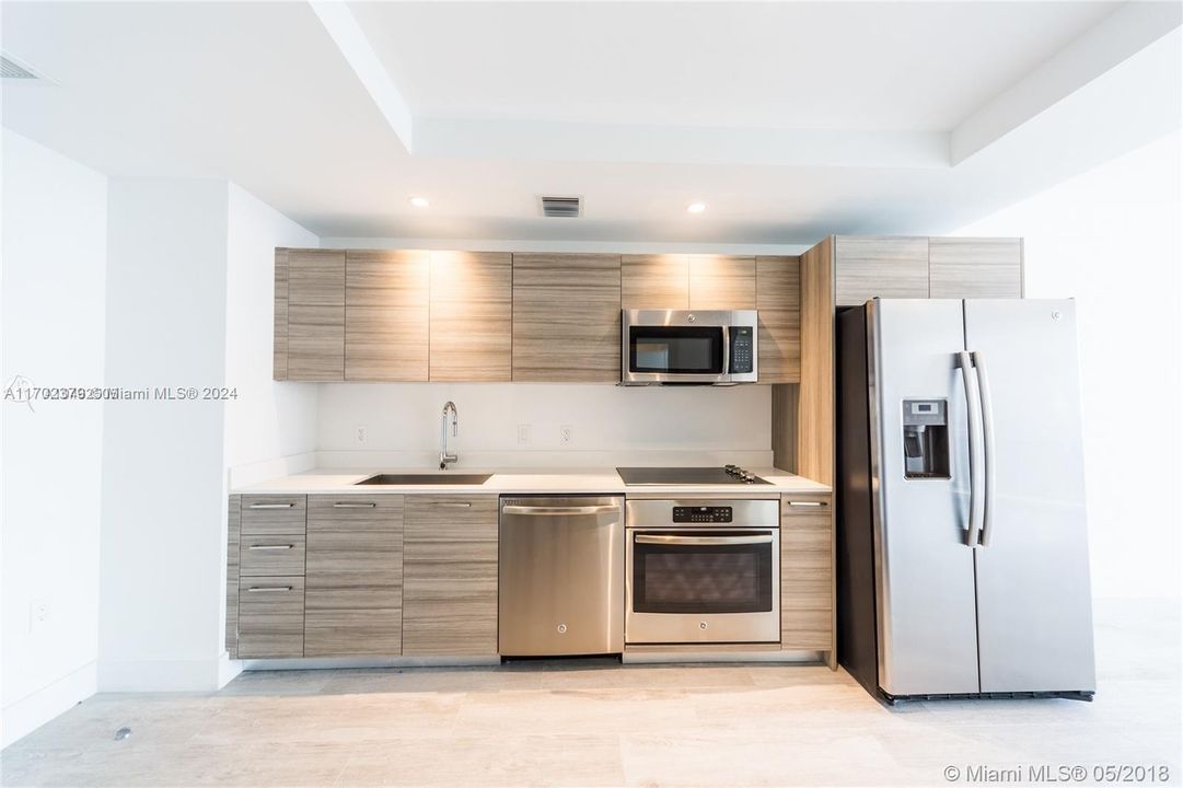 For Sale: $580,000 (1 beds, 1 baths, 673 Square Feet)