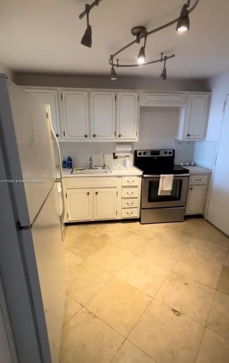 For Sale: $170,000 (1 beds, 2 baths, 868 Square Feet)