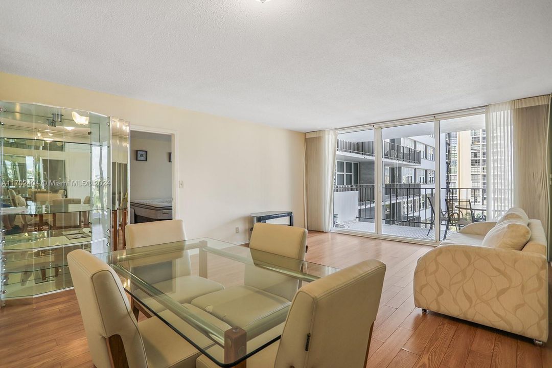 For Sale: $359,900 (1 beds, 1 baths, 896 Square Feet)