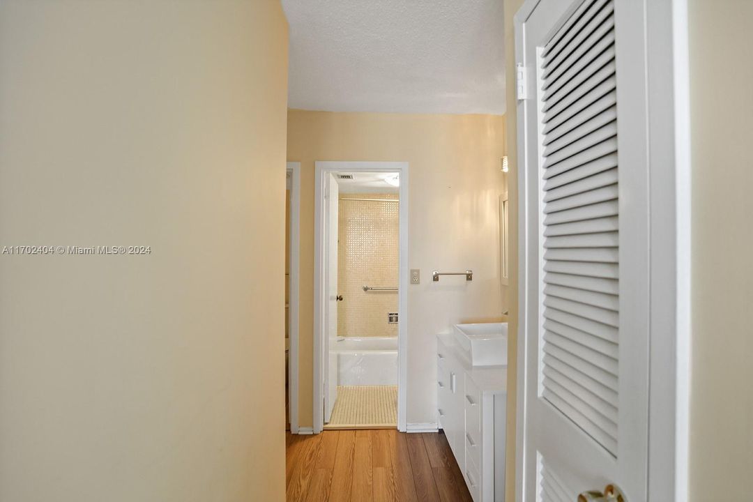 For Sale: $359,900 (1 beds, 1 baths, 896 Square Feet)