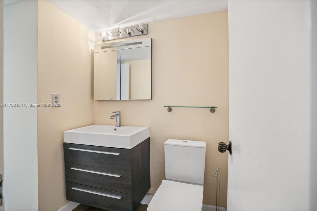 For Sale: $359,900 (1 beds, 1 baths, 896 Square Feet)