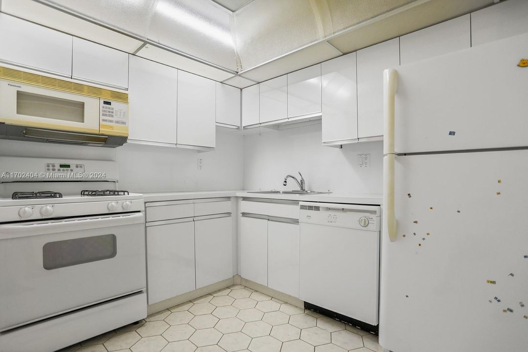 For Sale: $359,900 (1 beds, 1 baths, 896 Square Feet)