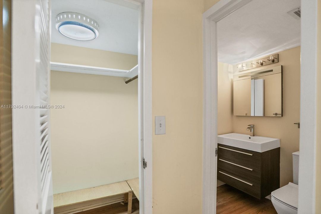 For Sale: $359,900 (1 beds, 1 baths, 896 Square Feet)