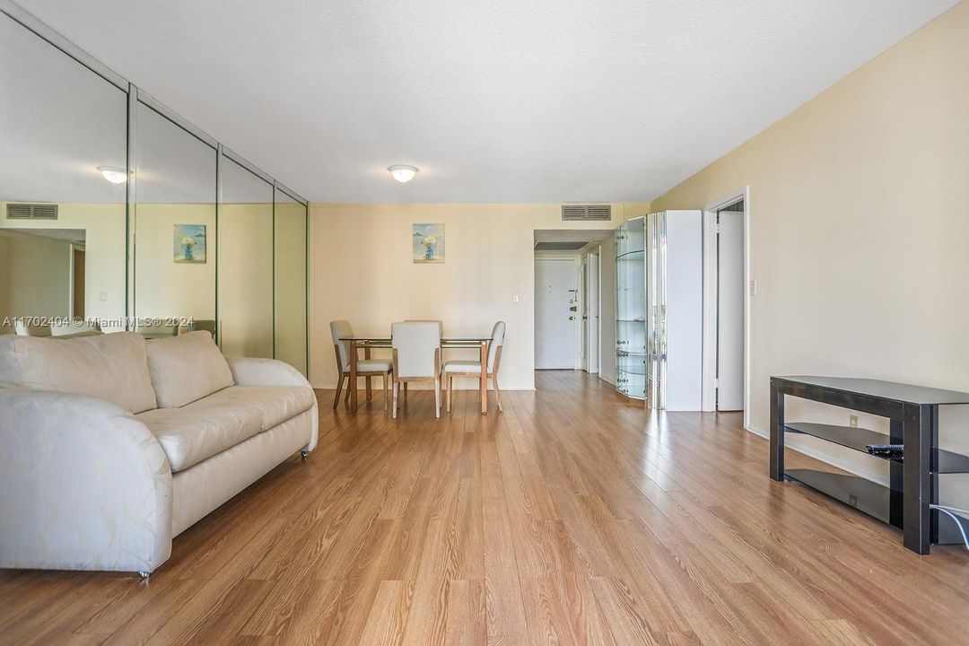 For Sale: $359,900 (1 beds, 1 baths, 896 Square Feet)