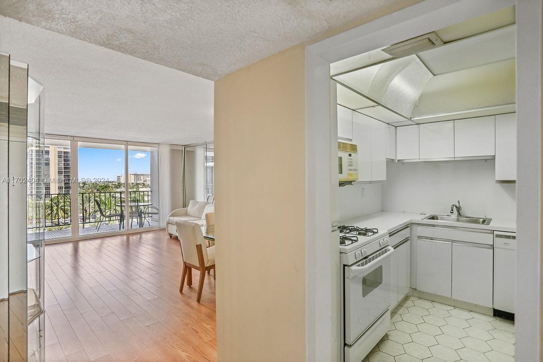 For Sale: $359,900 (1 beds, 1 baths, 896 Square Feet)