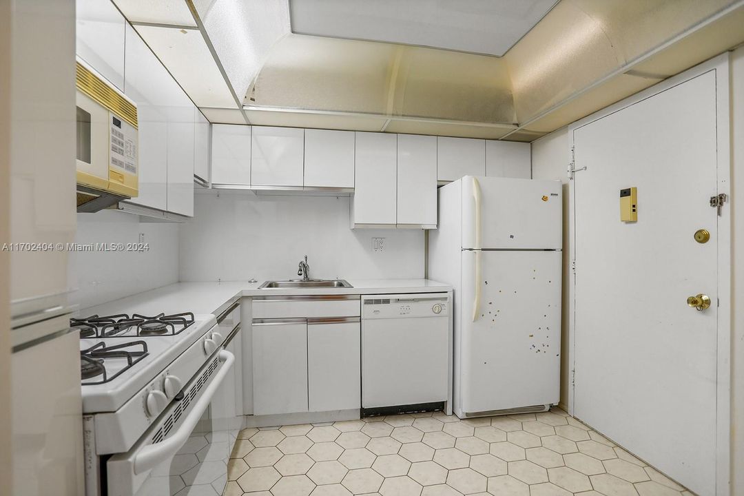 For Sale: $359,900 (1 beds, 1 baths, 896 Square Feet)