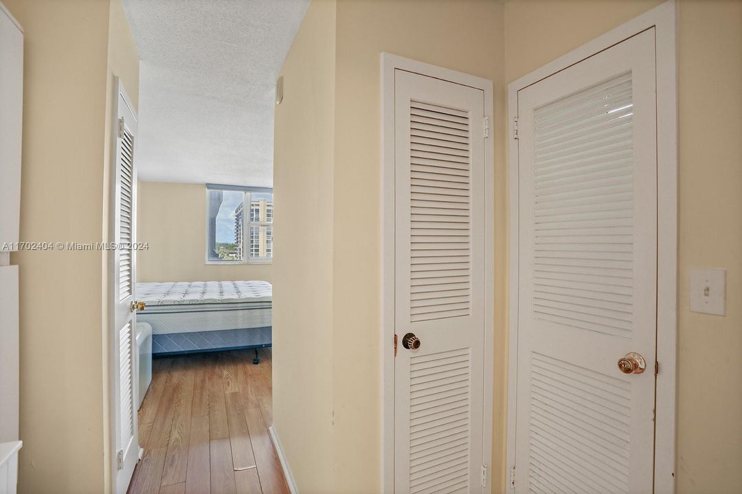 For Sale: $359,900 (1 beds, 1 baths, 896 Square Feet)