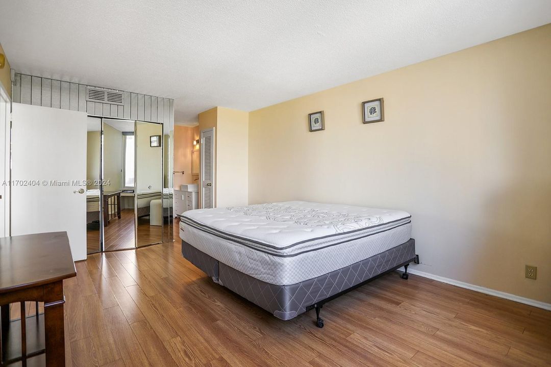 For Sale: $359,900 (1 beds, 1 baths, 896 Square Feet)