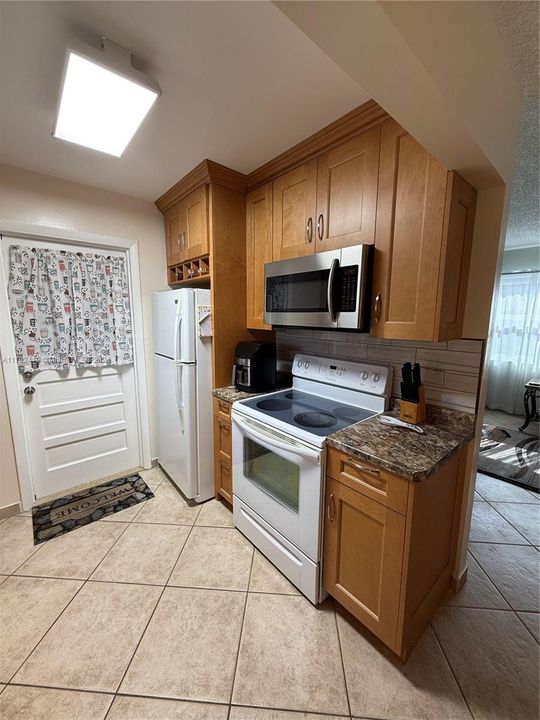 For Sale: $239,900 (2 beds, 2 baths, 836 Square Feet)