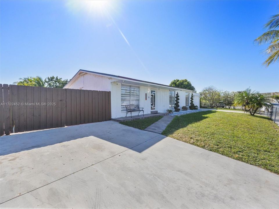 For Sale: $580,000 (3 beds, 2 baths, 1438 Square Feet)