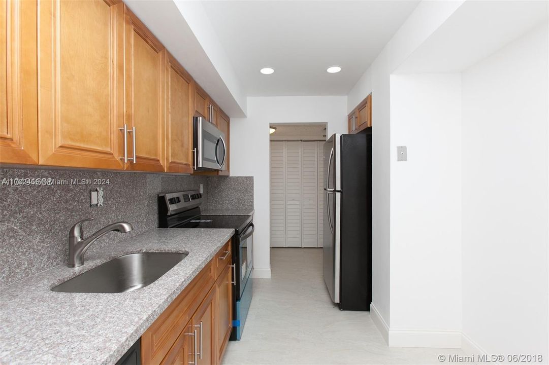 For Sale: $170,000 (2 beds, 2 baths, 1060 Square Feet)