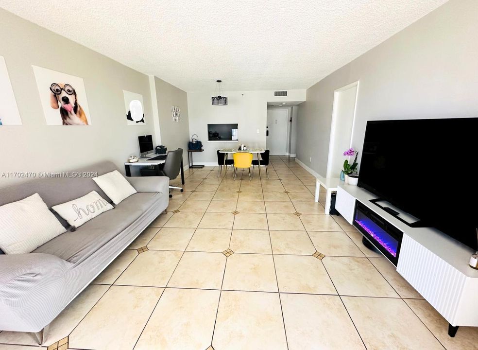 For Sale: $210,000 (1 beds, 1 baths, 782 Square Feet)