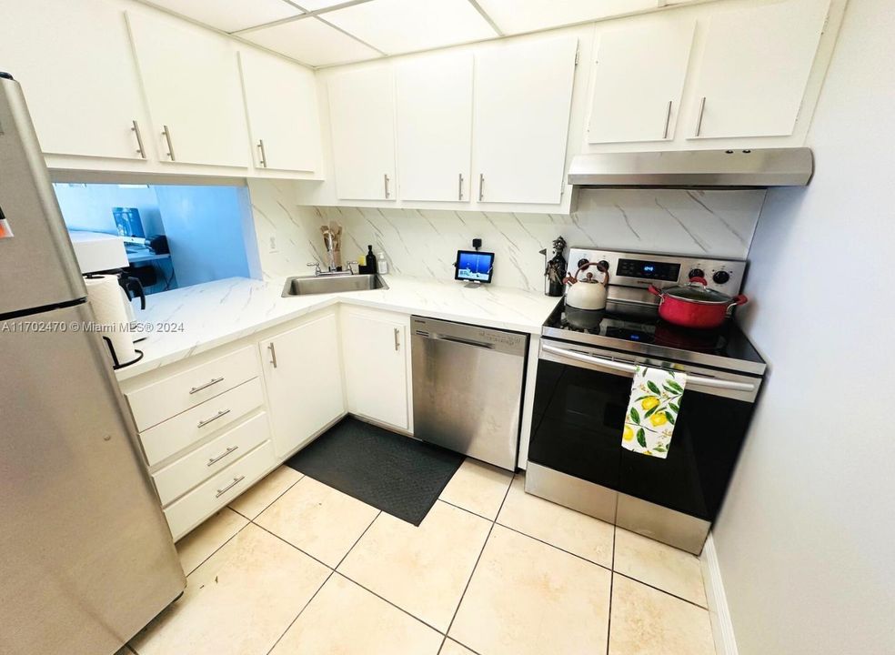 For Sale: $210,000 (1 beds, 1 baths, 782 Square Feet)