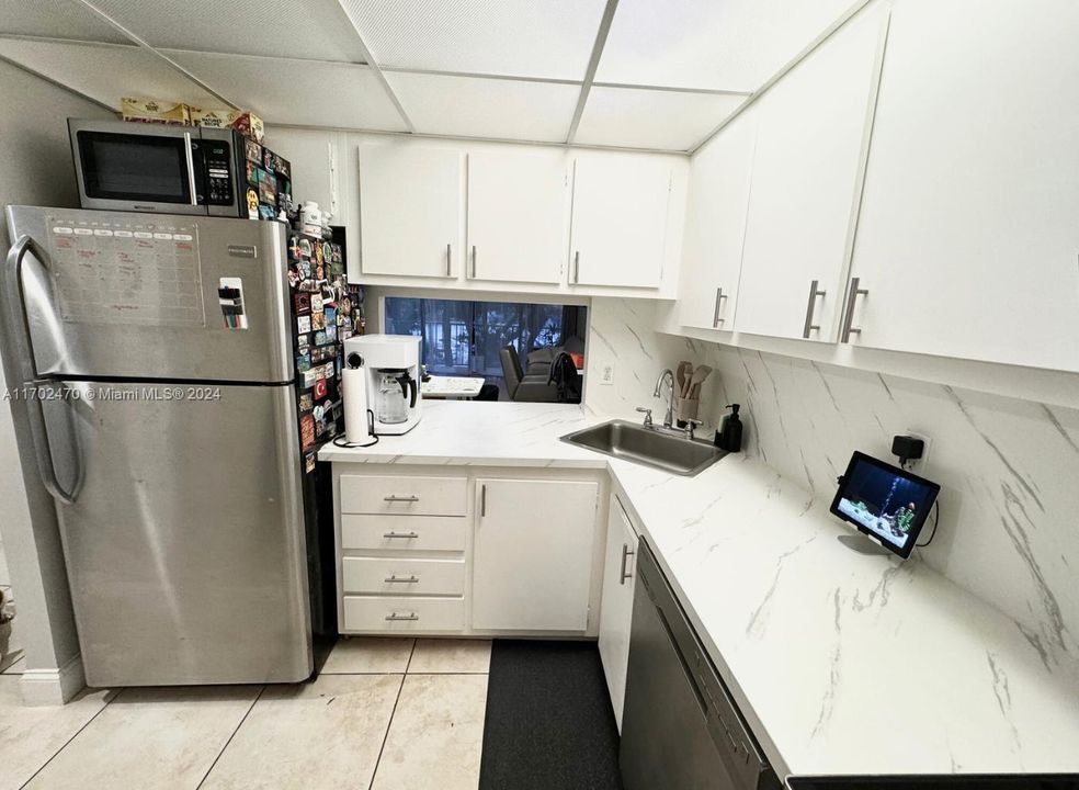 For Sale: $210,000 (1 beds, 1 baths, 782 Square Feet)