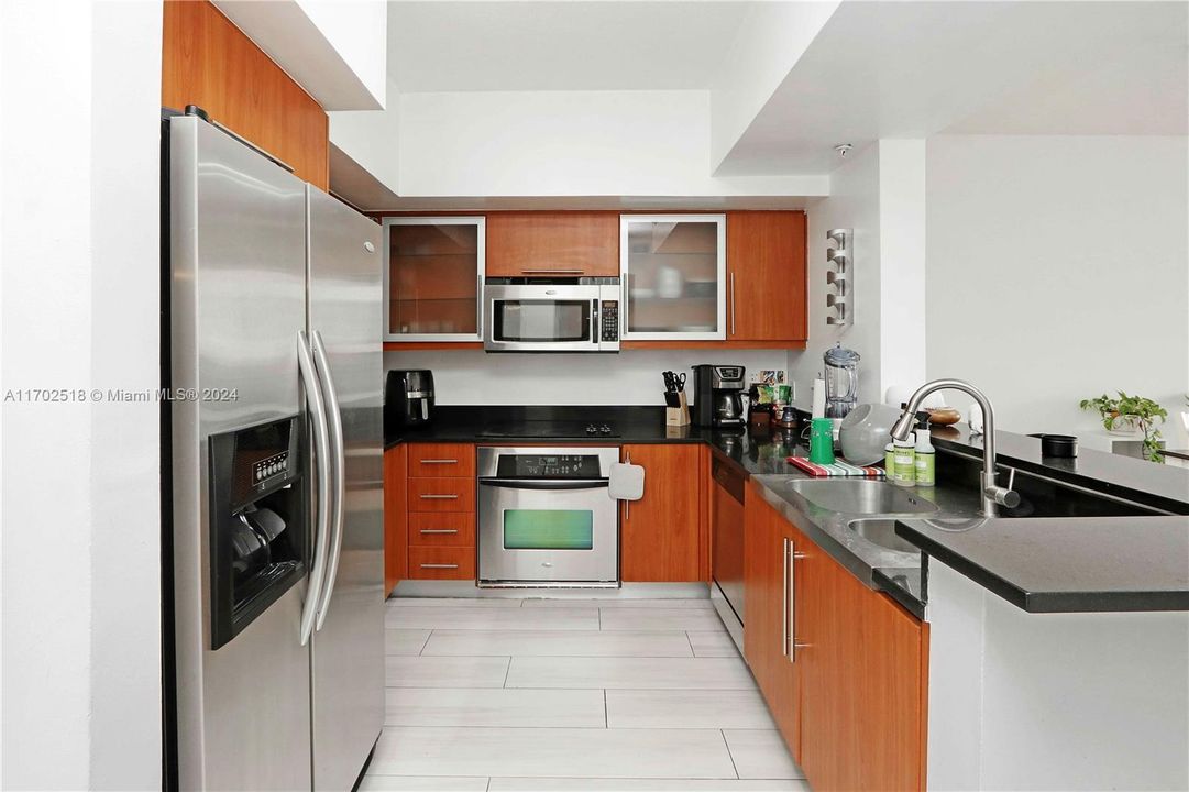 For Sale: $400,000 (1 beds, 1 baths, 797 Square Feet)