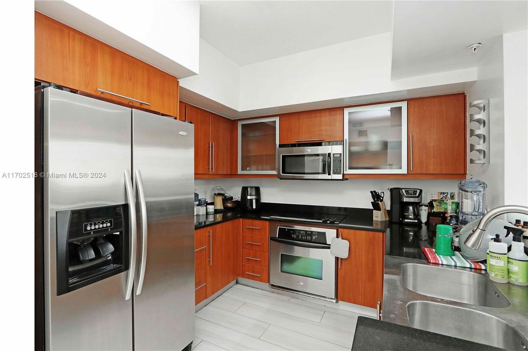 For Sale: $400,000 (1 beds, 1 baths, 797 Square Feet)