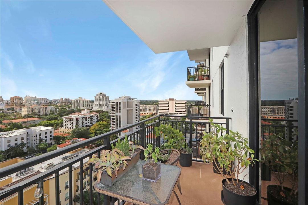 For Sale: $400,000 (1 beds, 1 baths, 797 Square Feet)