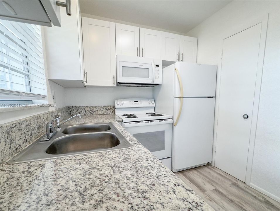 For Sale: $129,000 (2 beds, 2 baths, 950 Square Feet)