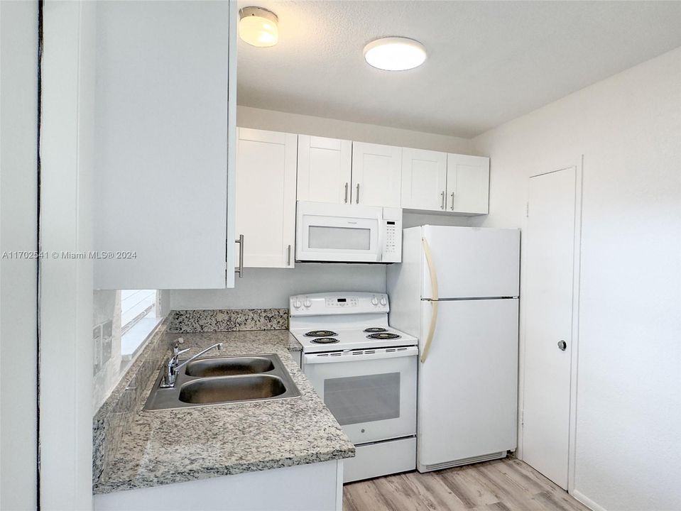 For Sale: $129,000 (2 beds, 2 baths, 950 Square Feet)