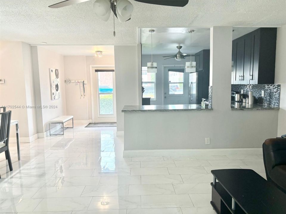 For Sale: $299,000 (2 beds, 2 baths, 1027 Square Feet)