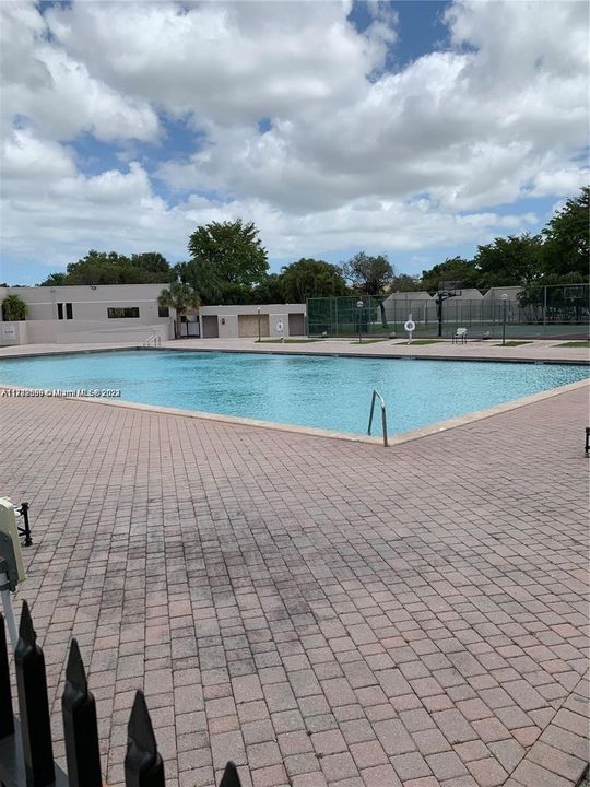 Recently Rented: $2,425 (3 beds, 2 baths, 1040 Square Feet)