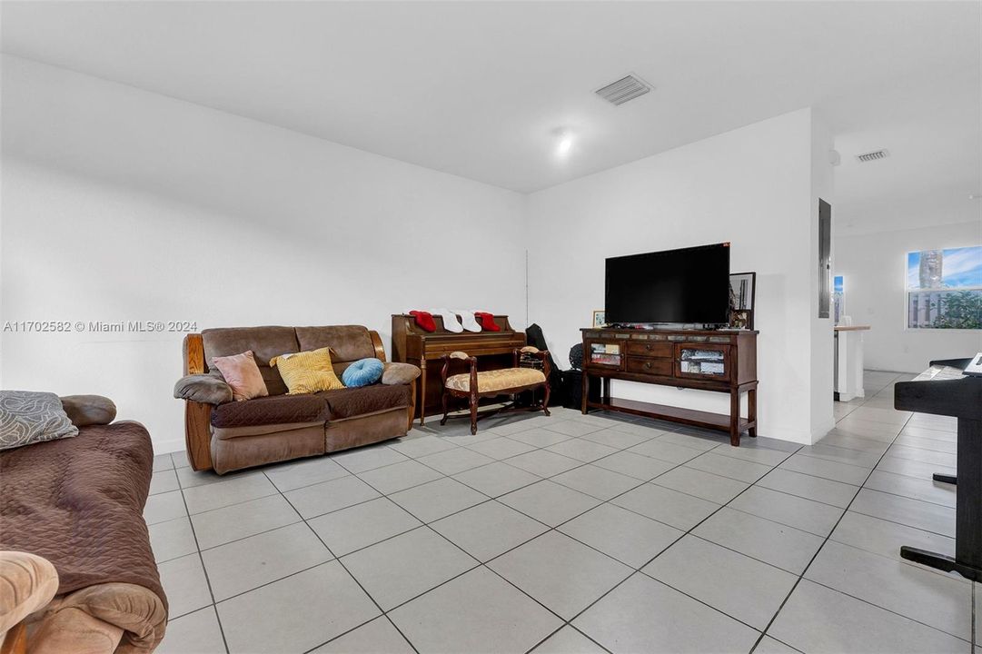 For Sale: $375,000 (3 beds, 2 baths, 1545 Square Feet)