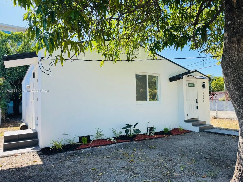 For Sale: $640,000 (3 beds, 2 baths, 1256 Square Feet)