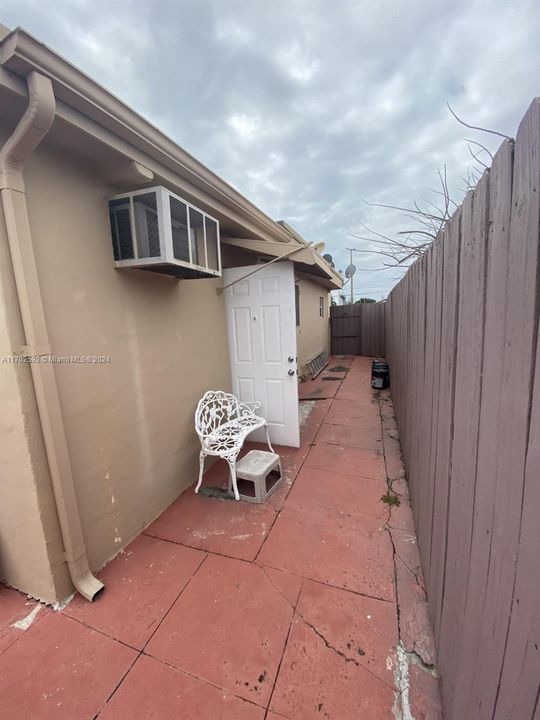 Active With Contract: $1,700 (1 beds, 1 baths, 2308 Square Feet)