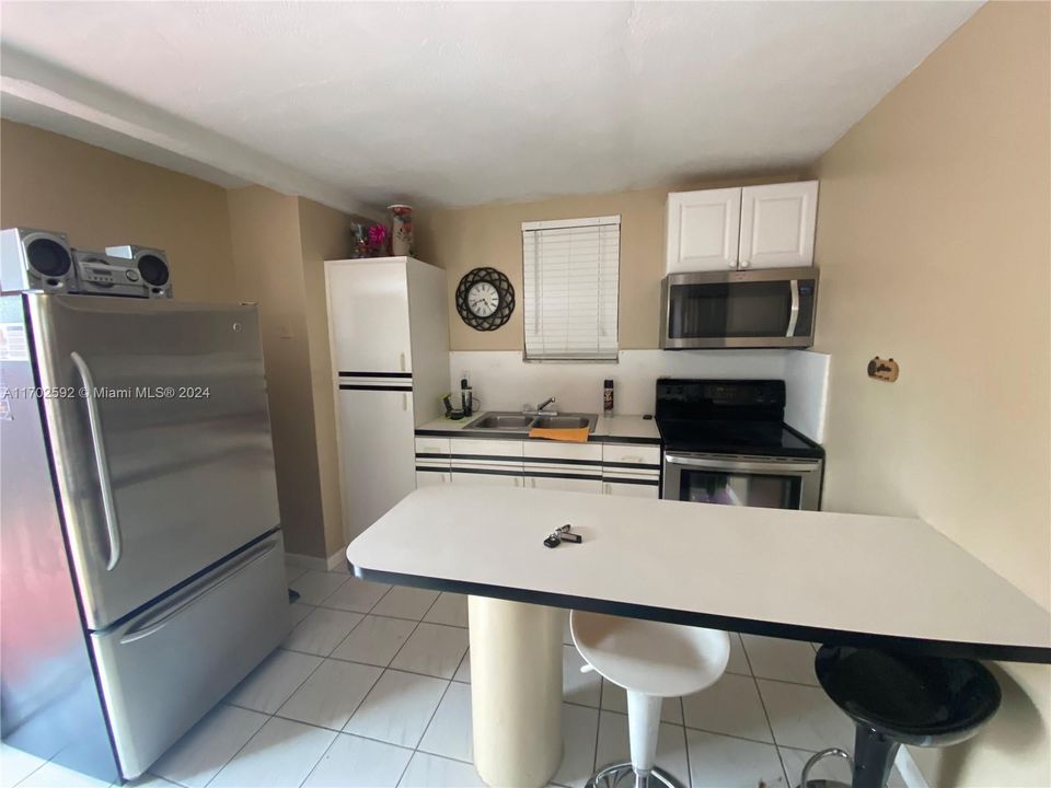 Active With Contract: $1,700 (1 beds, 1 baths, 2308 Square Feet)