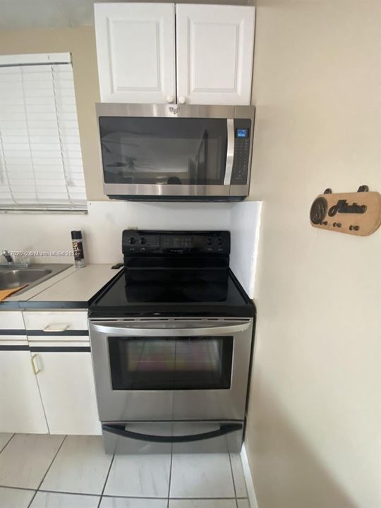 Active With Contract: $1,700 (1 beds, 1 baths, 2308 Square Feet)