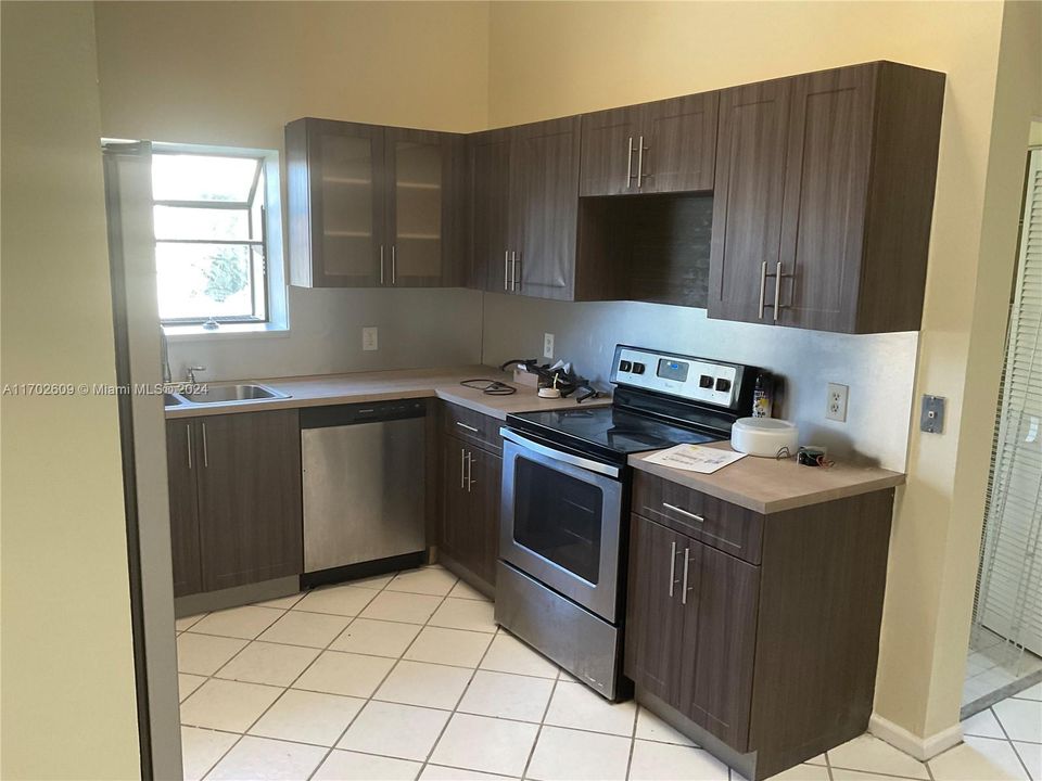 For Rent: $3,300 (3 beds, 2 baths, 2174 Square Feet)