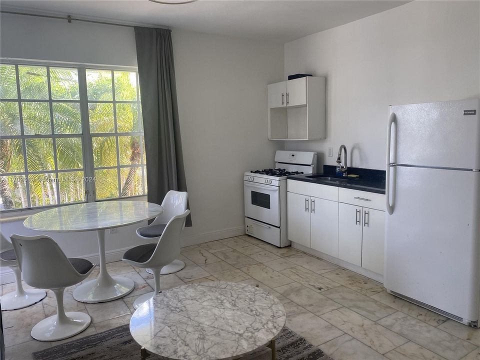 For Sale: $235,000 (1 beds, 1 baths, 456 Square Feet)