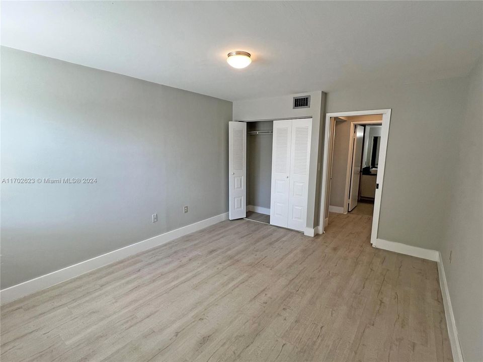 Active With Contract: $2,190 (1 beds, 1 baths, 907 Square Feet)