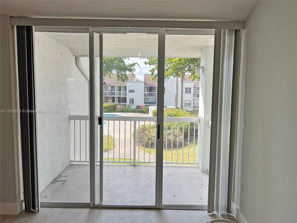 Active With Contract: $2,190 (1 beds, 1 baths, 907 Square Feet)