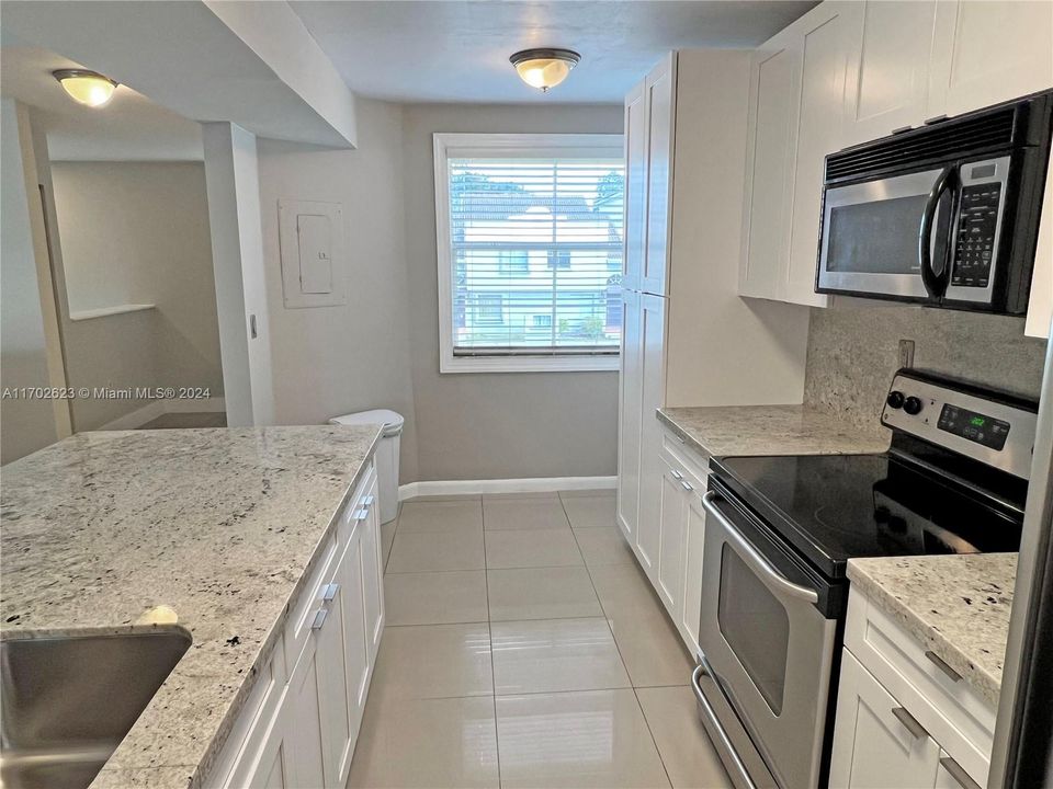 Active With Contract: $2,190 (1 beds, 1 baths, 907 Square Feet)