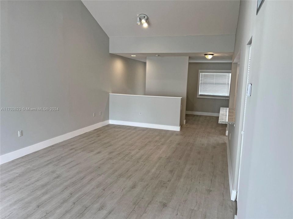 Active With Contract: $2,190 (1 beds, 1 baths, 907 Square Feet)