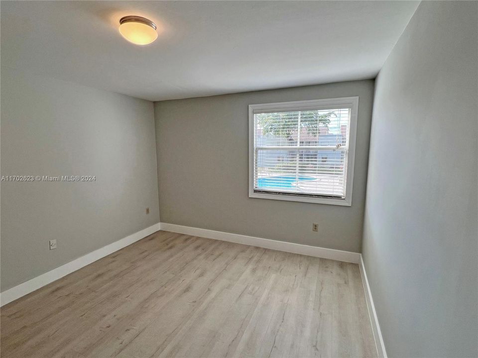 Active With Contract: $2,190 (1 beds, 1 baths, 907 Square Feet)