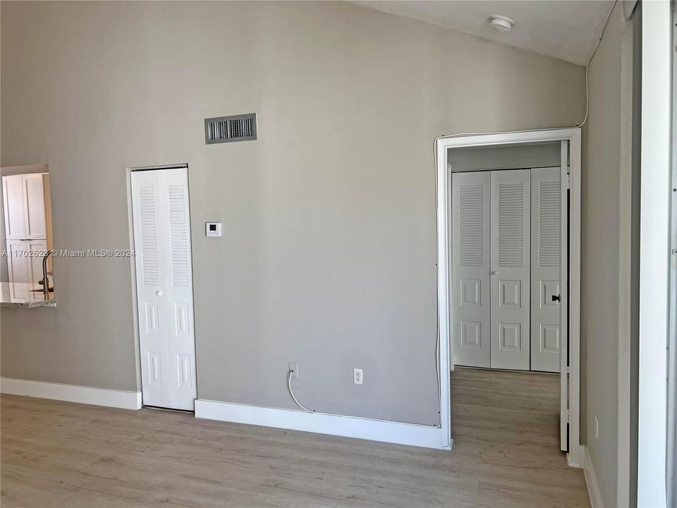 Active With Contract: $2,190 (1 beds, 1 baths, 907 Square Feet)