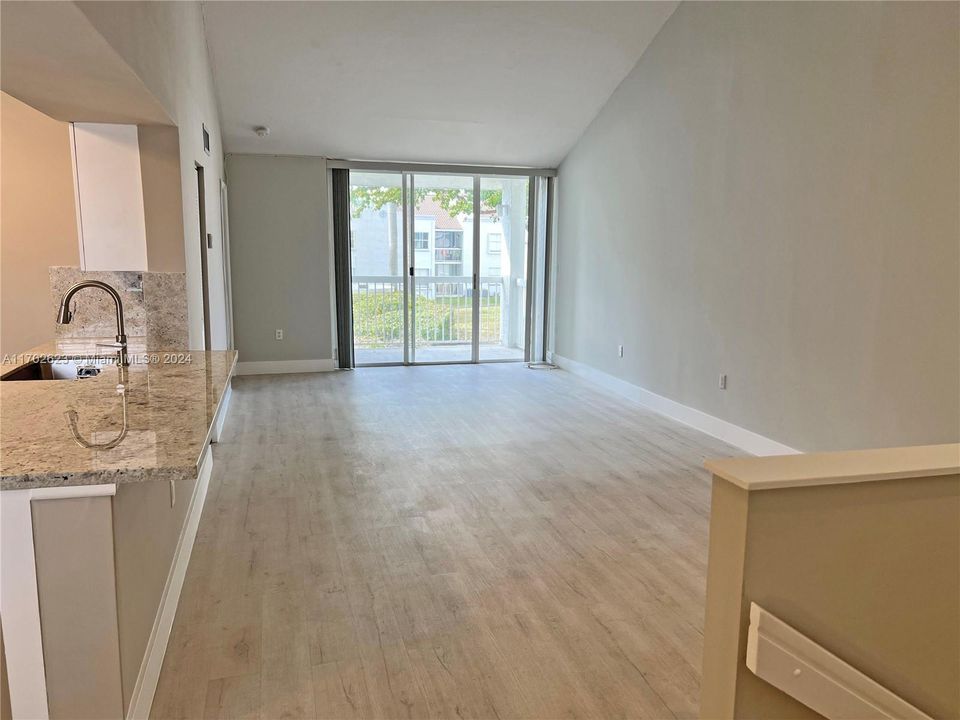 Active With Contract: $2,190 (1 beds, 1 baths, 907 Square Feet)