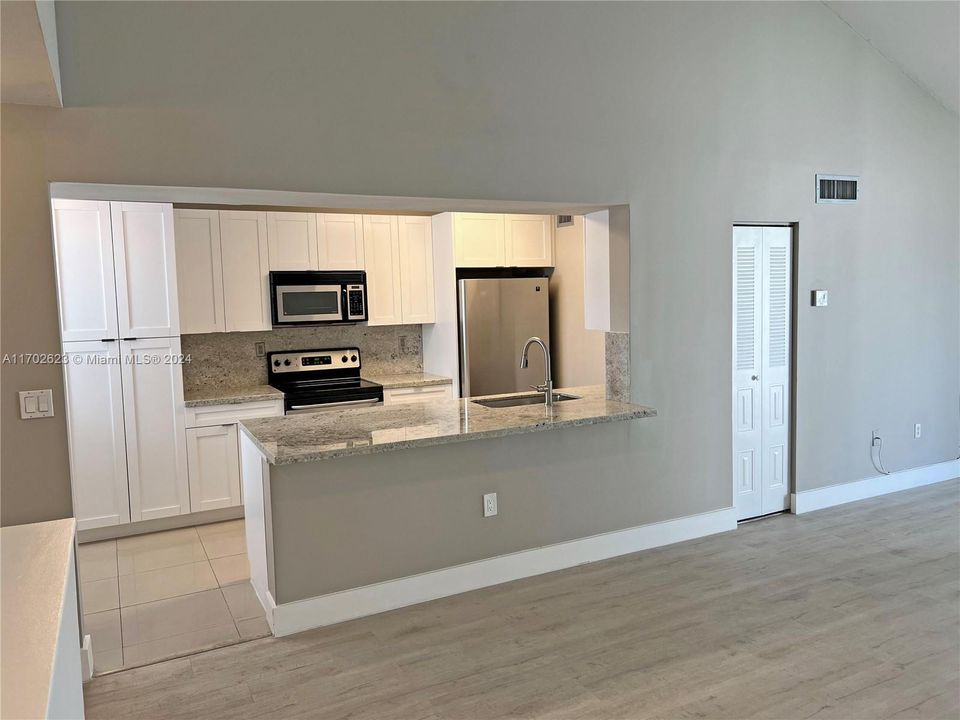 Active With Contract: $2,190 (1 beds, 1 baths, 907 Square Feet)