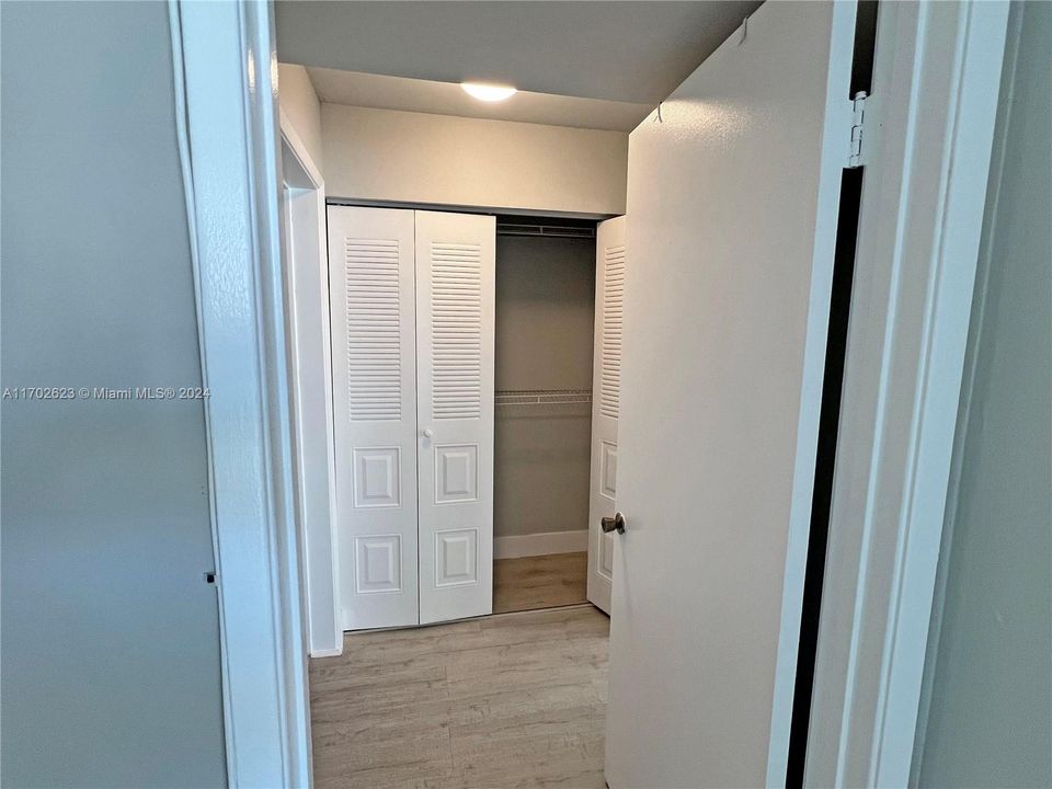 Active With Contract: $2,190 (1 beds, 1 baths, 907 Square Feet)