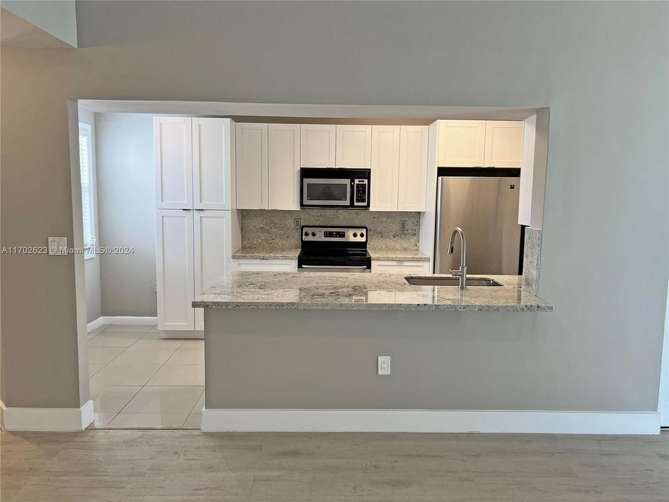 Active With Contract: $2,190 (1 beds, 1 baths, 907 Square Feet)