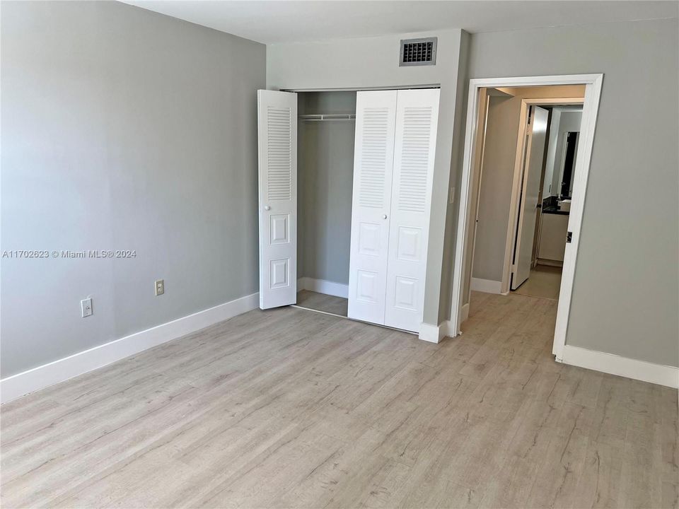 Active With Contract: $2,190 (1 beds, 1 baths, 907 Square Feet)