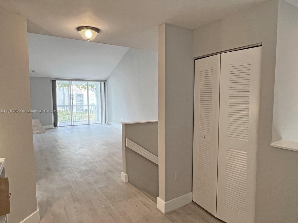 Active With Contract: $2,190 (1 beds, 1 baths, 907 Square Feet)