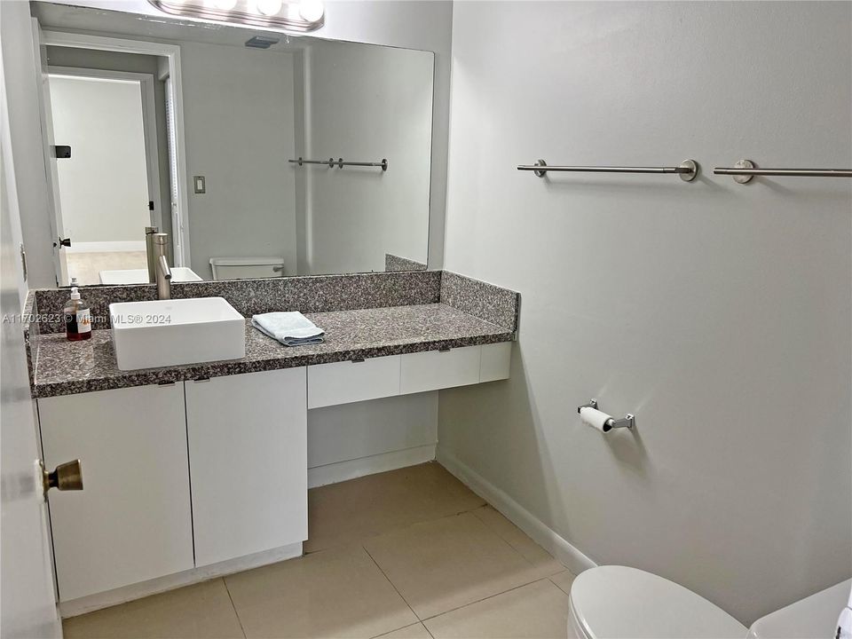 Active With Contract: $2,190 (1 beds, 1 baths, 907 Square Feet)