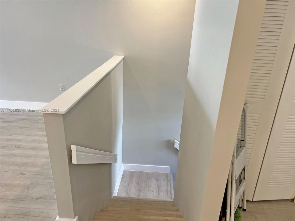 Active With Contract: $2,190 (1 beds, 1 baths, 907 Square Feet)