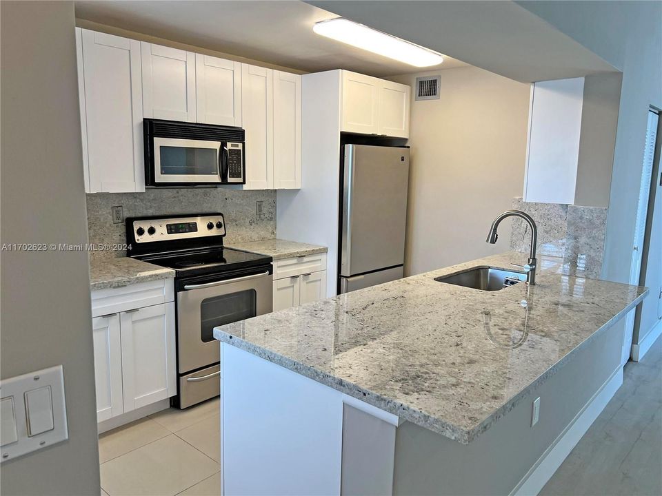 Active With Contract: $2,190 (1 beds, 1 baths, 907 Square Feet)