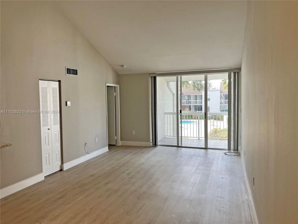 Active With Contract: $2,190 (1 beds, 1 baths, 907 Square Feet)