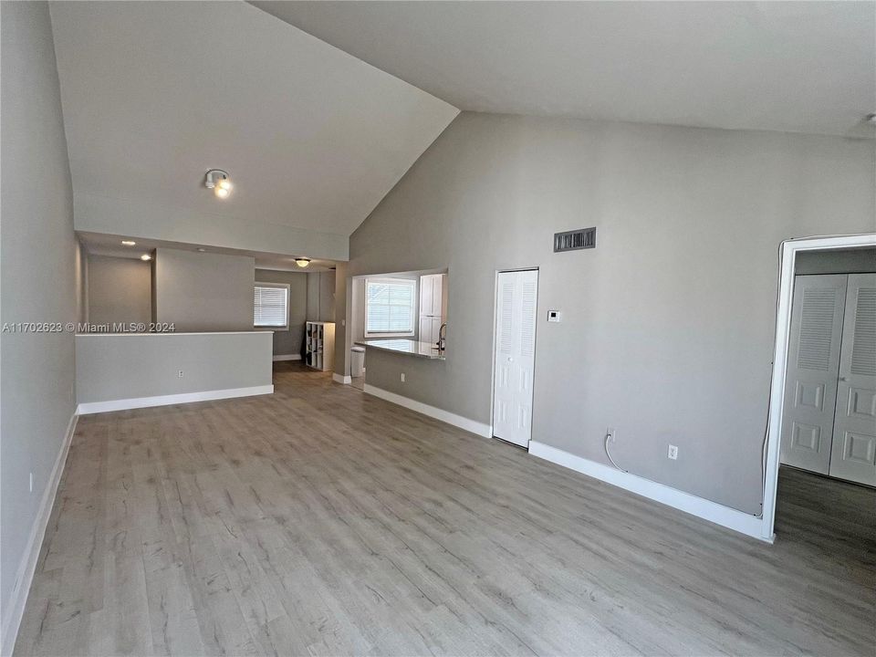 Active With Contract: $2,190 (1 beds, 1 baths, 907 Square Feet)