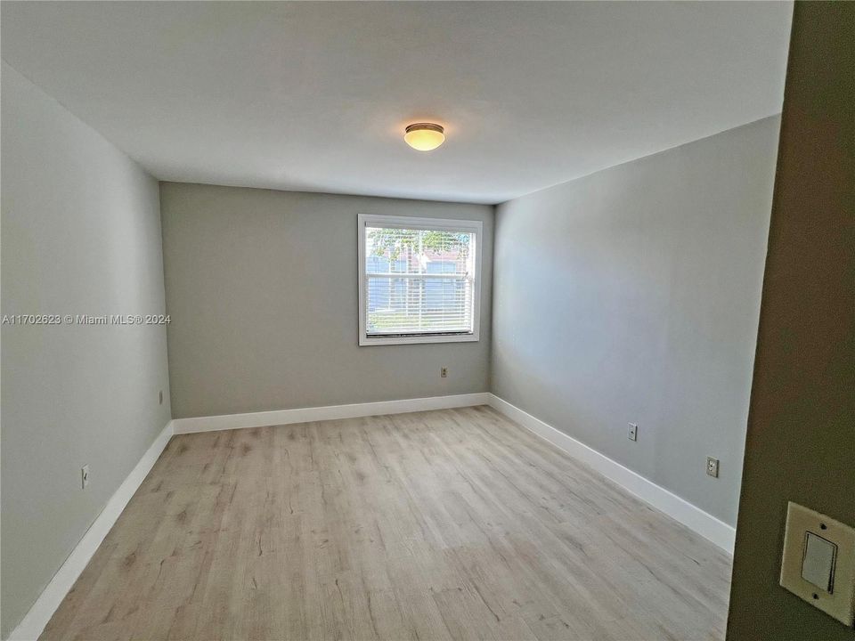 Active With Contract: $2,190 (1 beds, 1 baths, 907 Square Feet)